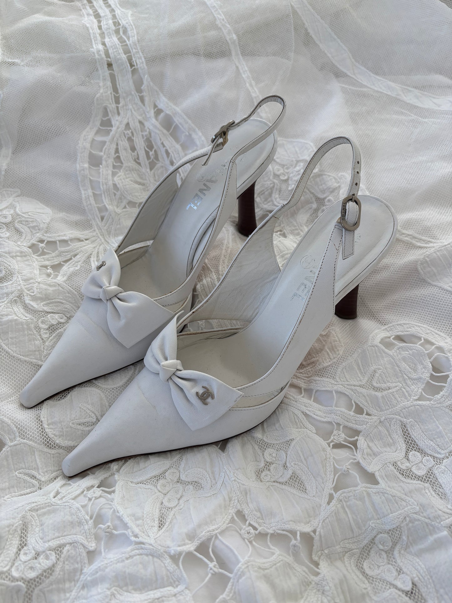 Chanel 2000s by Karl Lagerfeld white bow heels (EU 38 / US 7.5)