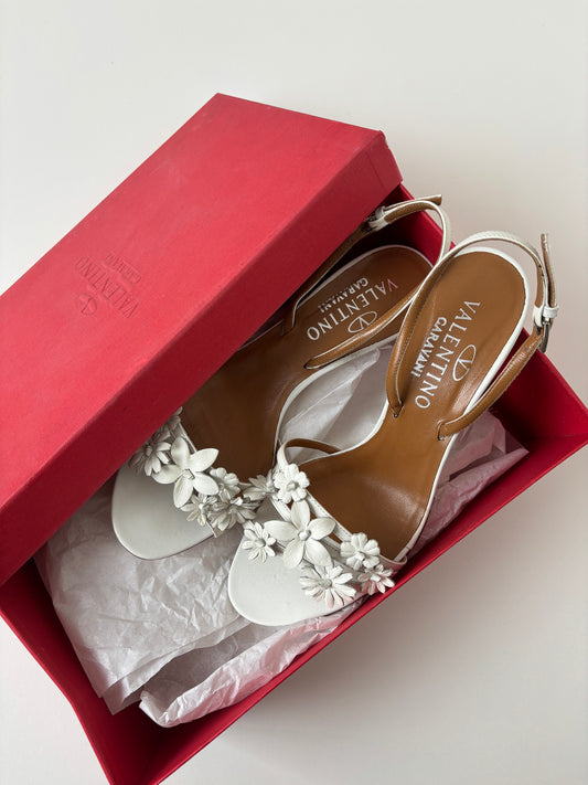 Valentino Garavani 2000s white flower application sandal heels (EU 37,5 / US 7)