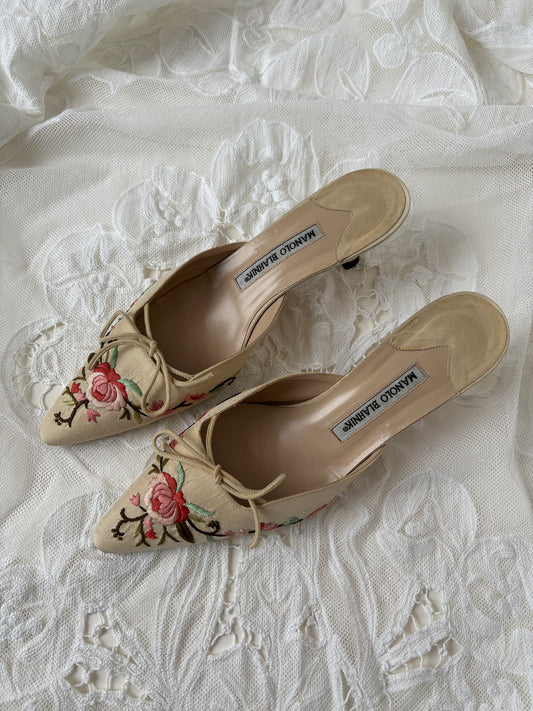 Manolo Blahnik 2000s ivory silk roses embroidery kitten heel mules (EU 39 / US 8.5)