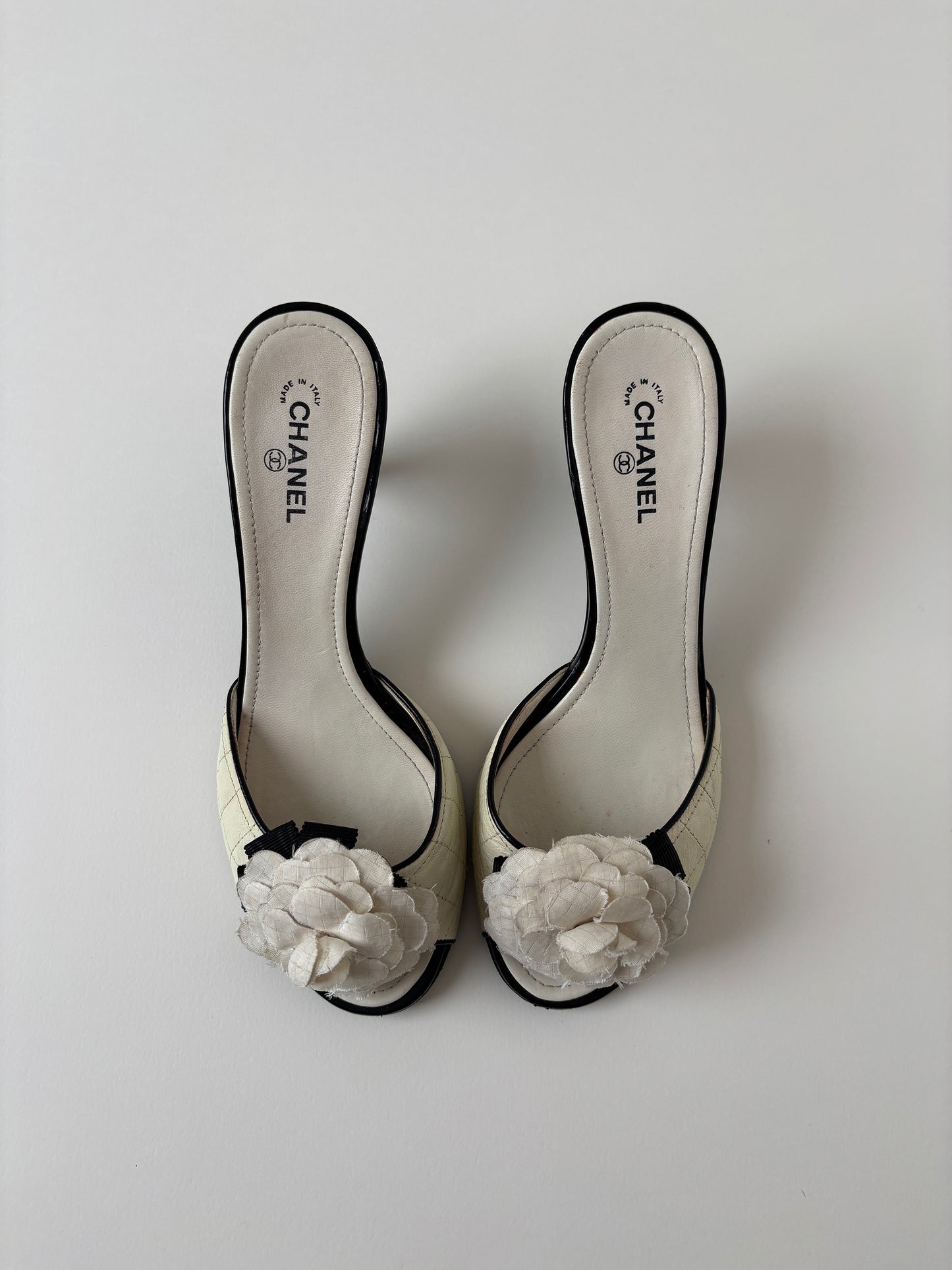 Chanel 2007 by Karl Lagerfeld iconic white Camellia heels (EU 37 / US 6.5)