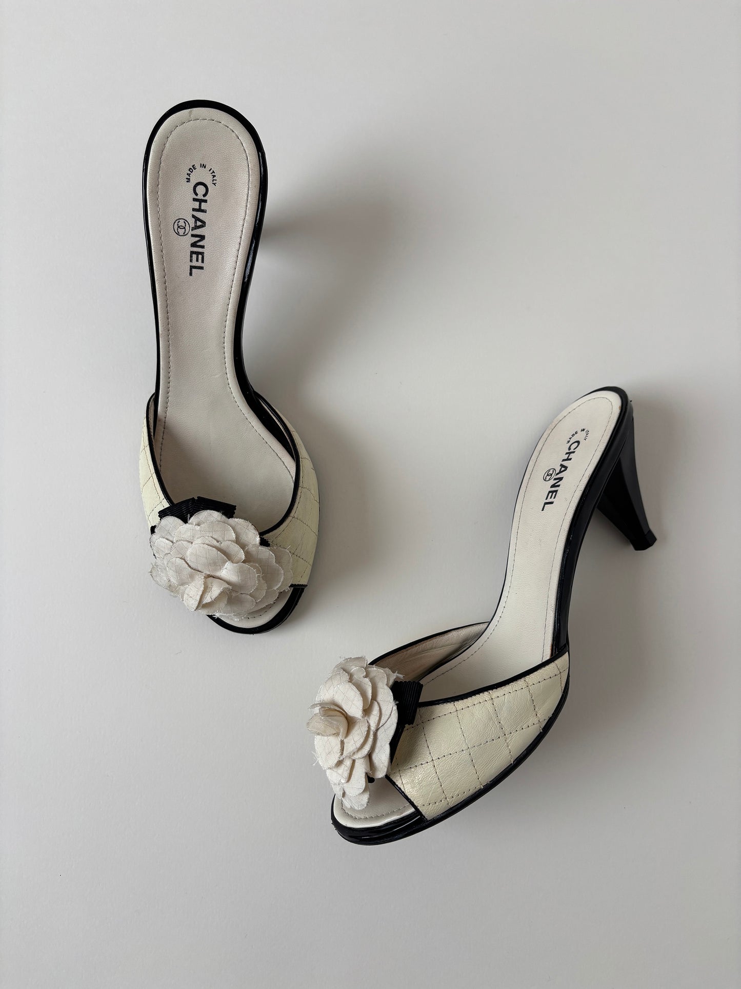 Chanel 2007 by Karl Lagerfeld iconic white Camellia heels (EU 37 / US 6.5)