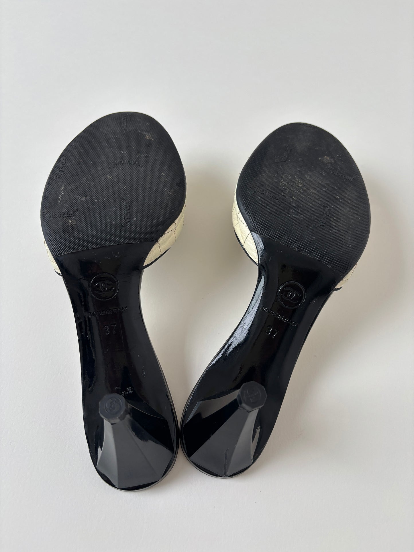 Chanel 2007 by Karl Lagerfeld iconic white Camellia heels (EU 37 / US 6.5)