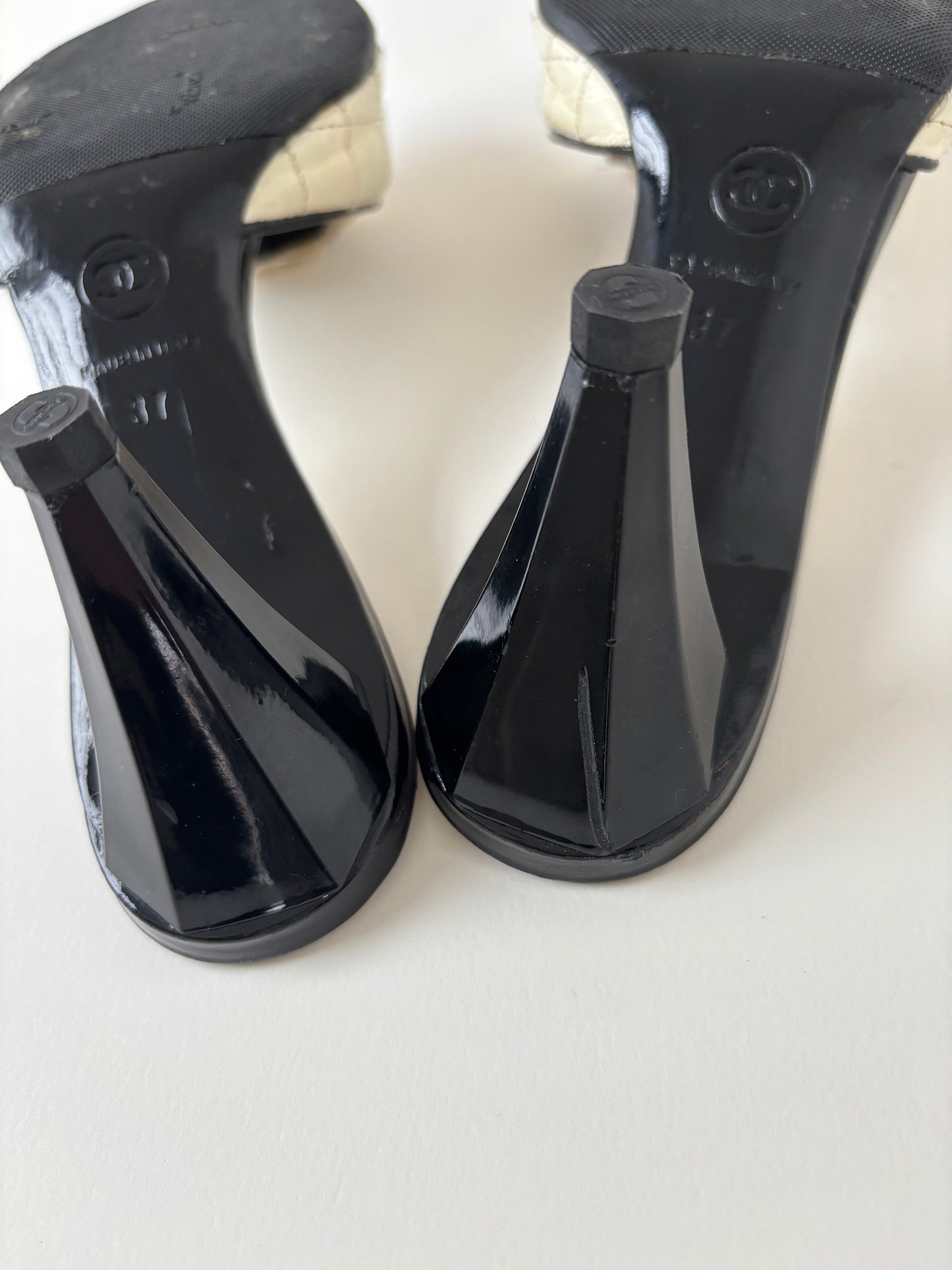 Chanel 2007 by Karl Lagerfeld iconic white Camellia heels (EU 37 / US 6.5)