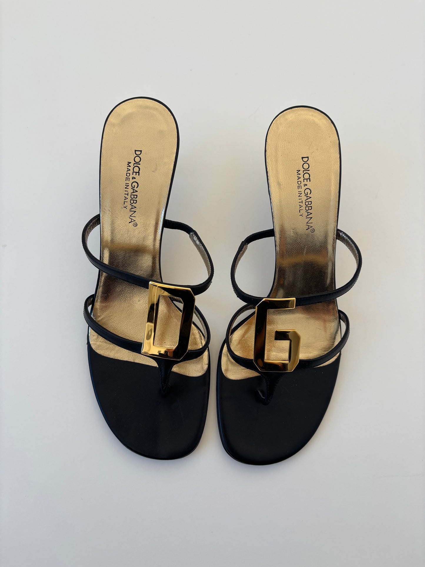 Dolce & Gabbana 2000s golden logo thong kitten heels (EU 38,5 / US 8)