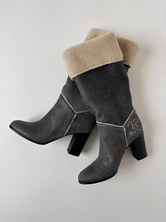 Chanel 2000s by Karl Lagerfeld grey shearling boots UNWORN (EU 40 / US 9.5)