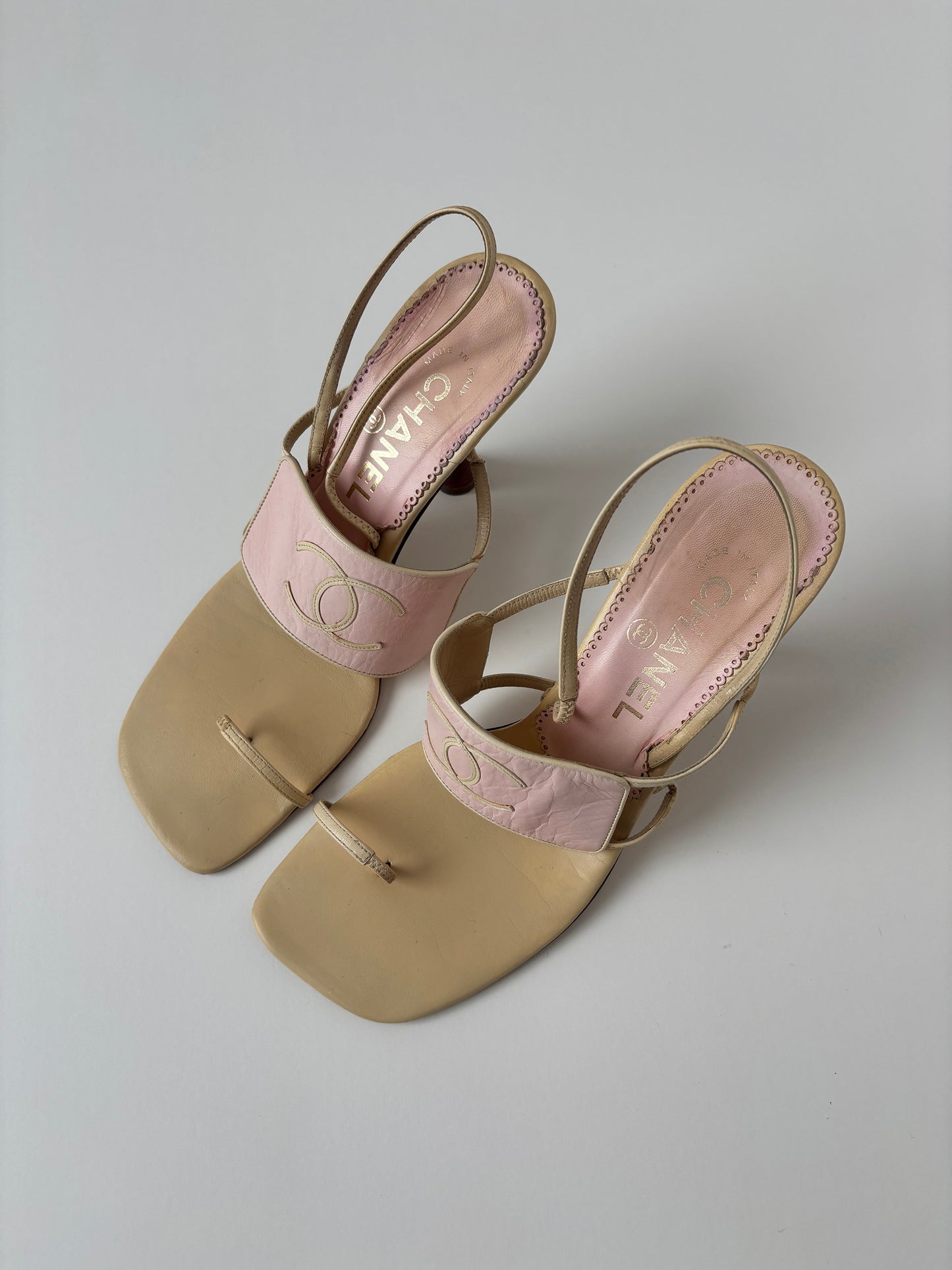 Chanel iconic 1990s by Karl Lagerfeld CC light pink flip flop heels (EU 37.5/ US 7)