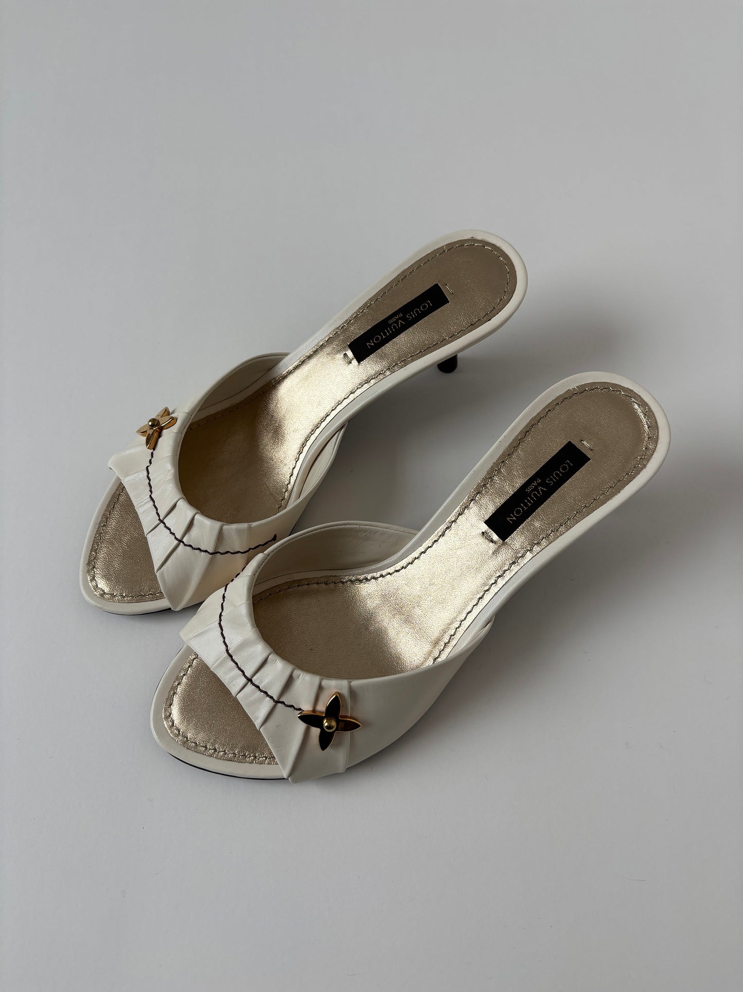 Louis Vuitton by Marc Jacobs cream white kitten heels UNWORN (EU 35,5 / US 5)