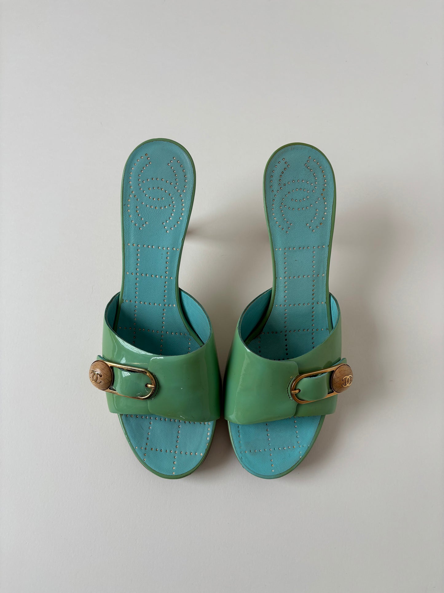 Chanel 2000s by Karl Lagerfeld CC turquoise patent leather logo heels (EU 37.5/ US 7)