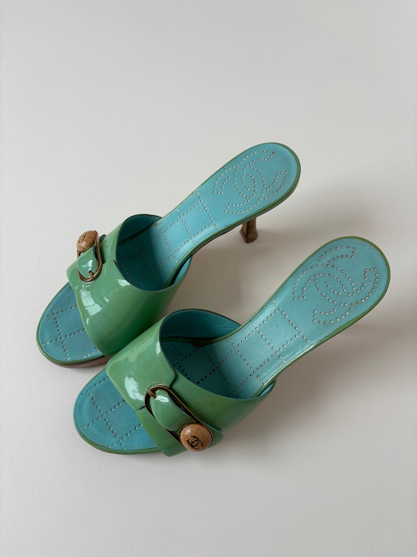 Chanel 2000s by Karl Lagerfeld CC turquoise patent leather logo heels (EU 37.5/ US 7)
