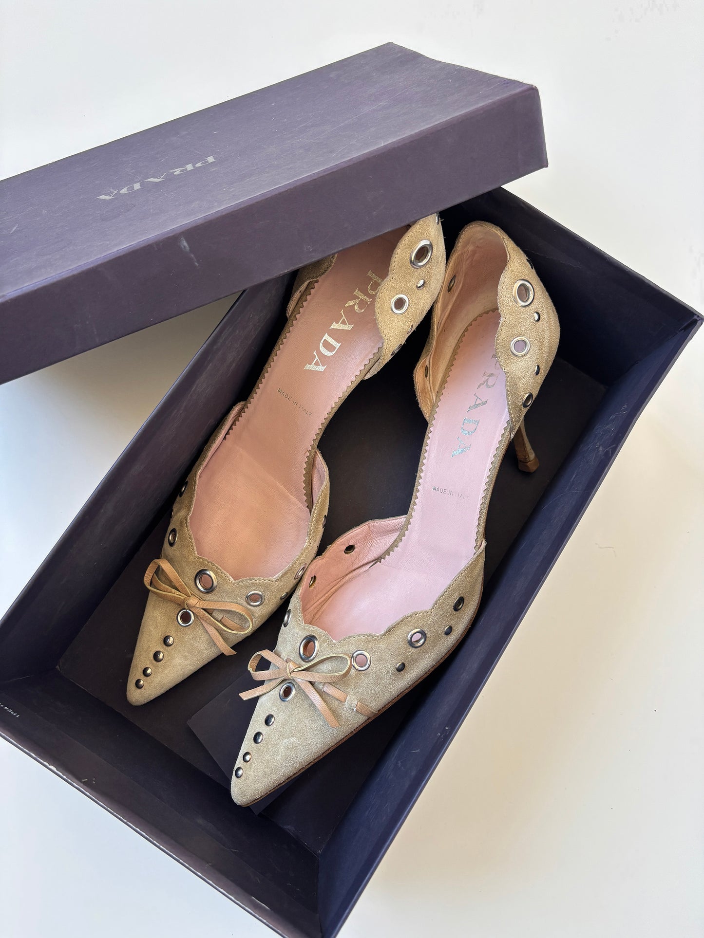 Prada 2000s suede beige eyelet bow D'Orsay heels (EU 37,5 / US 7)