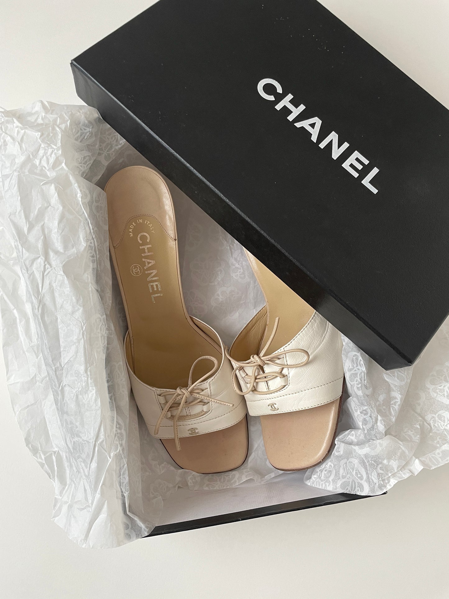 Vintage Chanel 2000s cream white kitten heels by Karl Lagerfeld