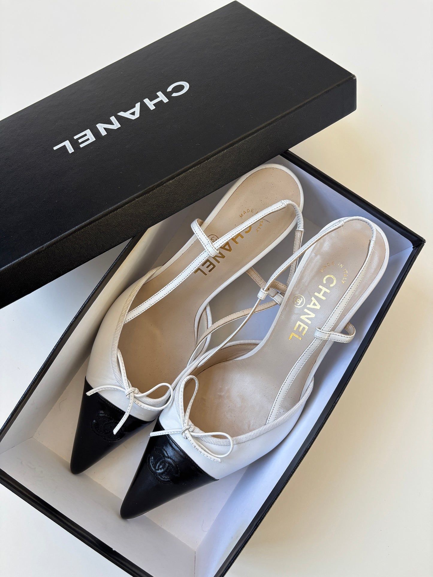 Chanel by Karl Lagerfeld 2000s iconic CC white bow sling back kitten heels (EU 39,5 / US 9)