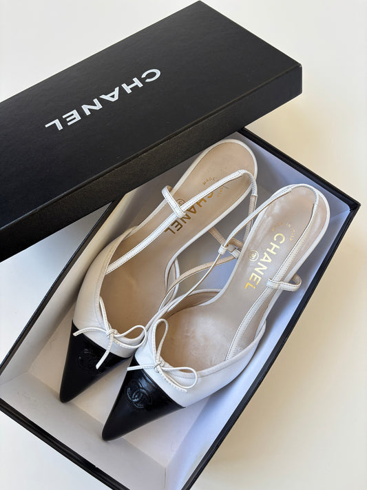 Chanel by Karl Lagerfeld 2000s iconic CC white bow sling back kitten heels (EU 39,5 / US 9)