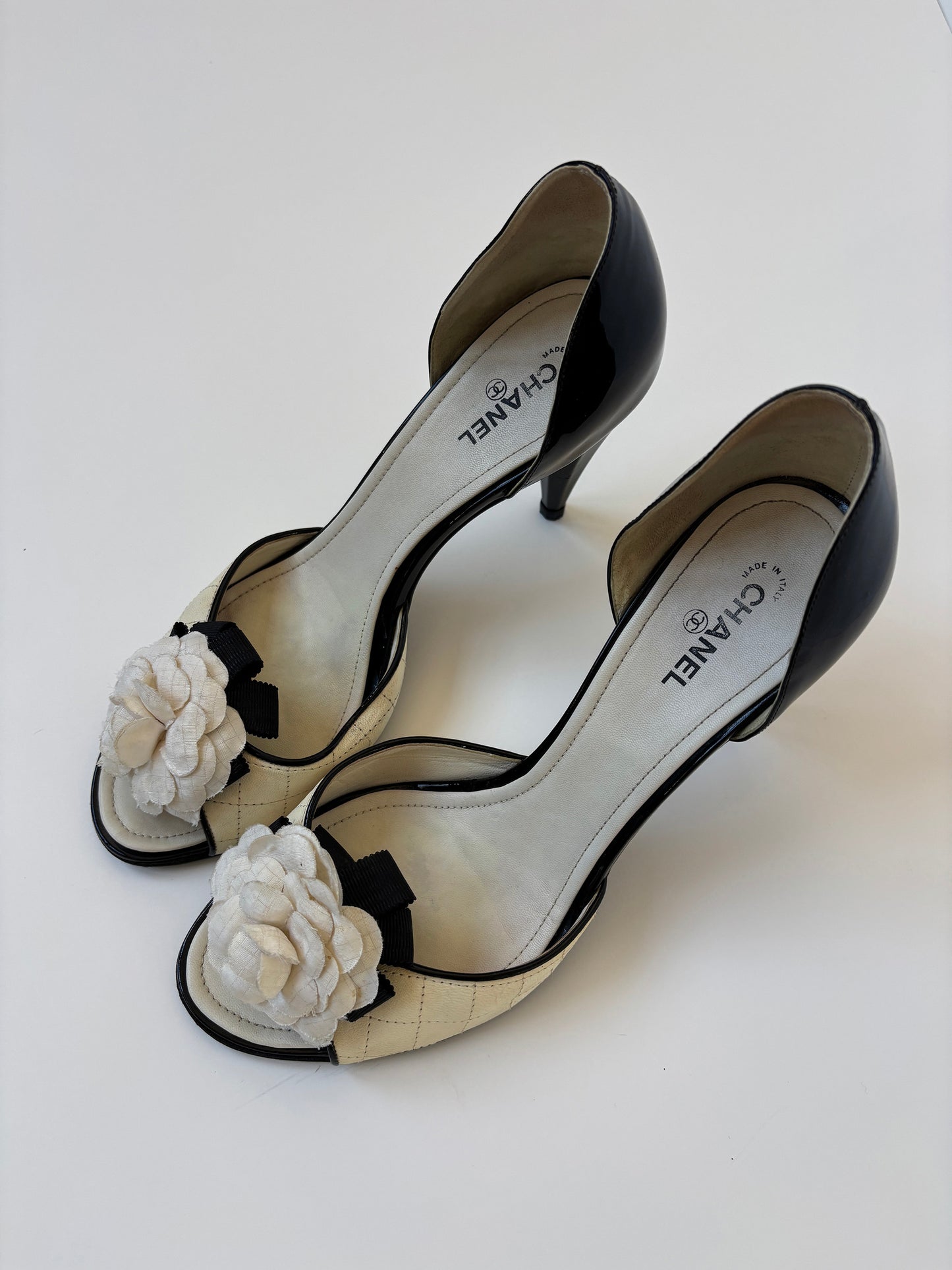 Chanel 2007 by Karl Lagerfeld iconic white Camellia heels (EU 40 / US 9.5)