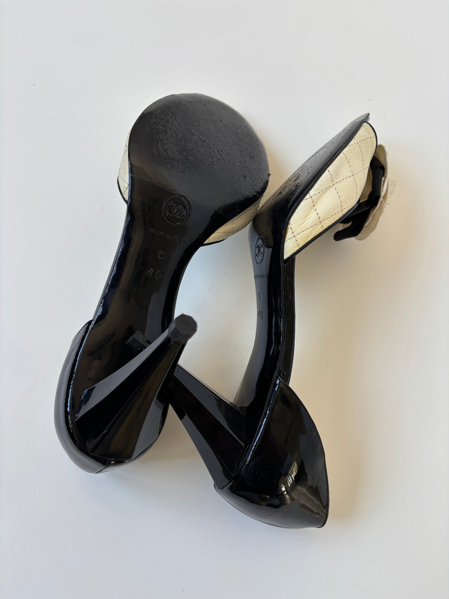 Chanel 2007 by Karl Lagerfeld iconic white Camellia heels (EU 40 / US 9.5)