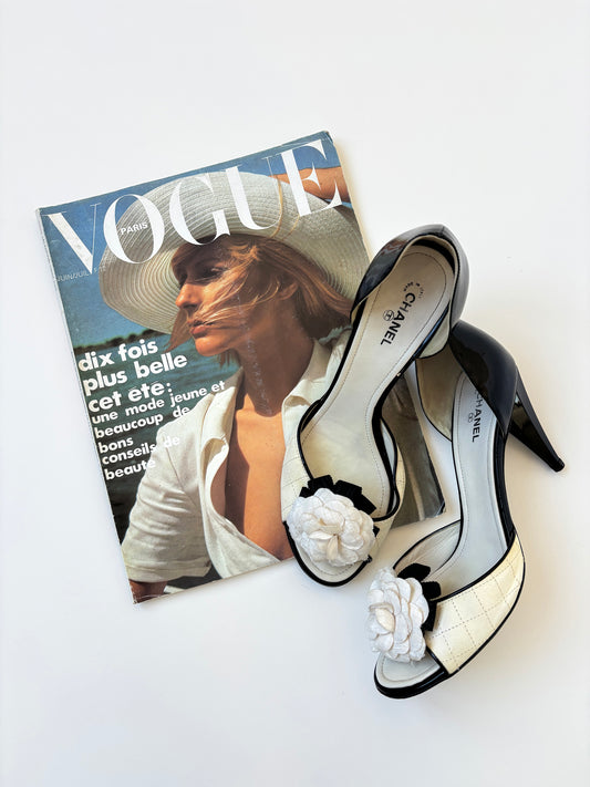 Chanel 2007 by Karl Lagerfeld iconic white Camellia heels (EU 40 / US 9.5)