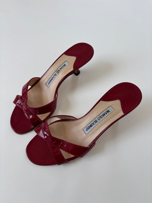 Manolo Blahnik 2000s red patent leather kitten heels (EU 35 / US 4.5)