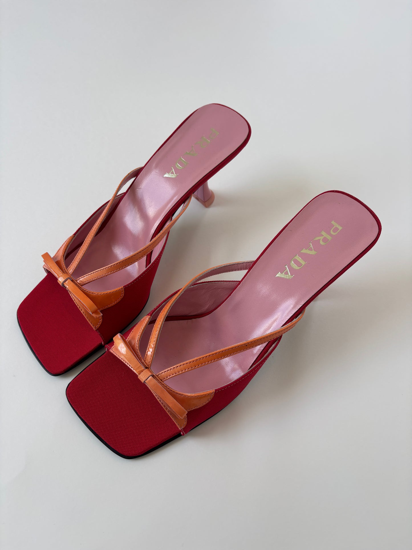 Prada 2000s red bow patent leather kitten heels UNWORN (EU 39,5 / US 9)