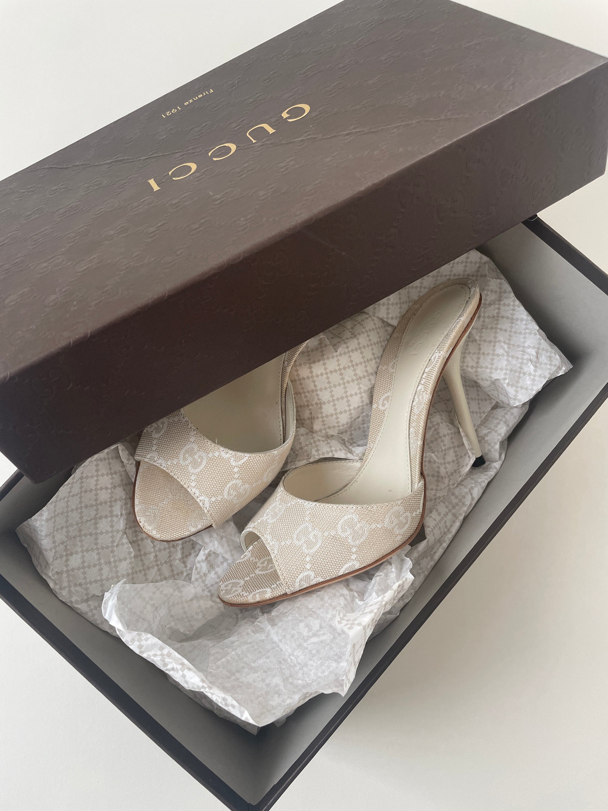Gucci 2000s cream white monogram sandals (EU 35 / US 4.5)