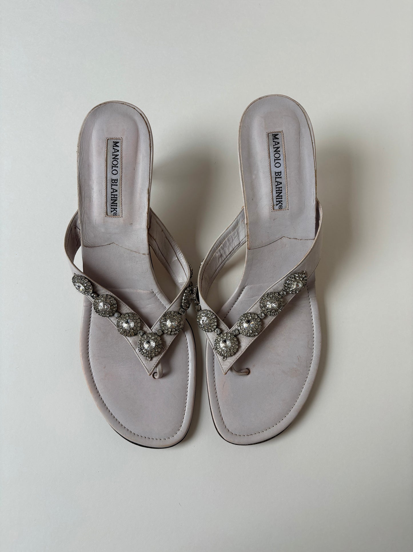 Manolo Blahnik 2000s lavender jewelry thong kitten heels (EU 39,5 / US 9)