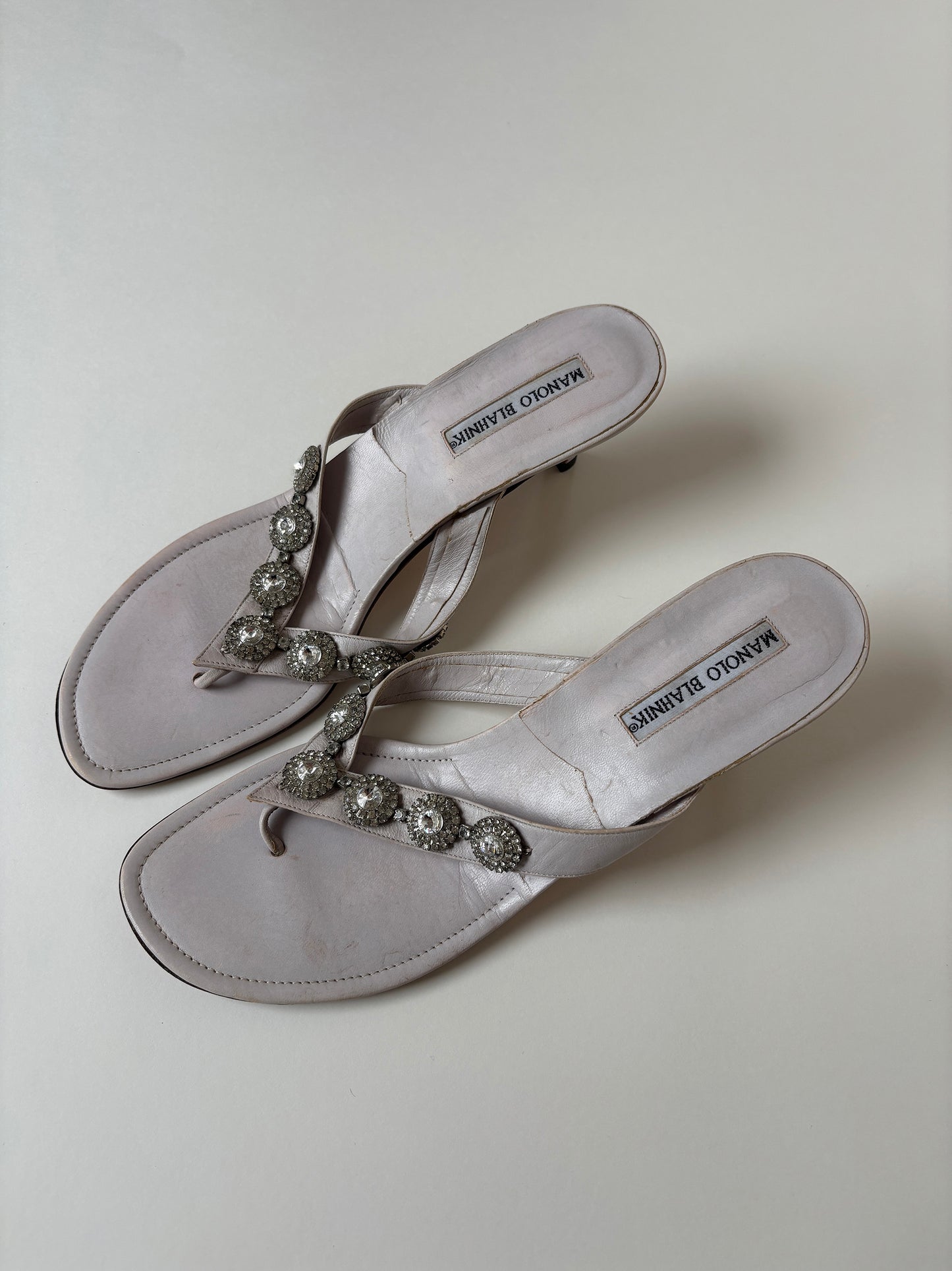 Manolo Blahnik 2000s lavender jewelry thong kitten heels (EU 39,5 / US 9)