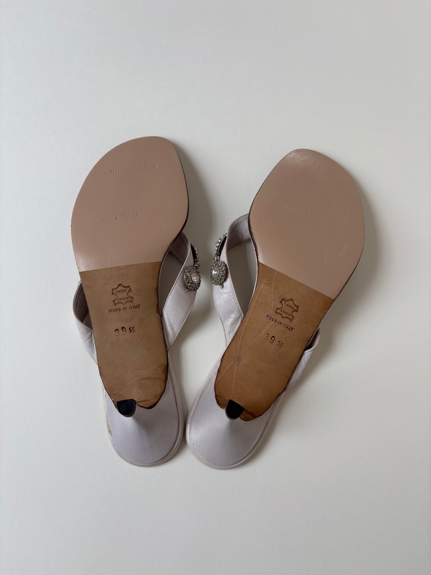 Manolo Blahnik 2000s lavender jewelry thong kitten heels (EU 39,5 / US 9)
